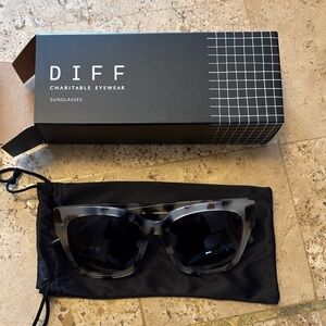Diff Eyewear Black and Gray Sunglasses